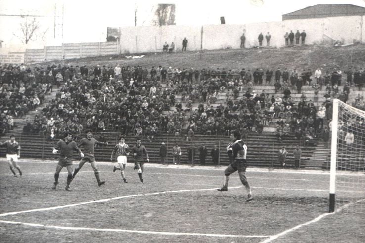 Prima formă a stadionului, cu gradene urcate pe dealul Cotroceni