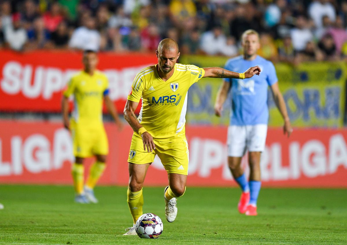 Tamaș a comis-o din prima și le-a pus foștilor colegi victoria pe tavă! Petrolul - Voluntari, meci decis de VAR