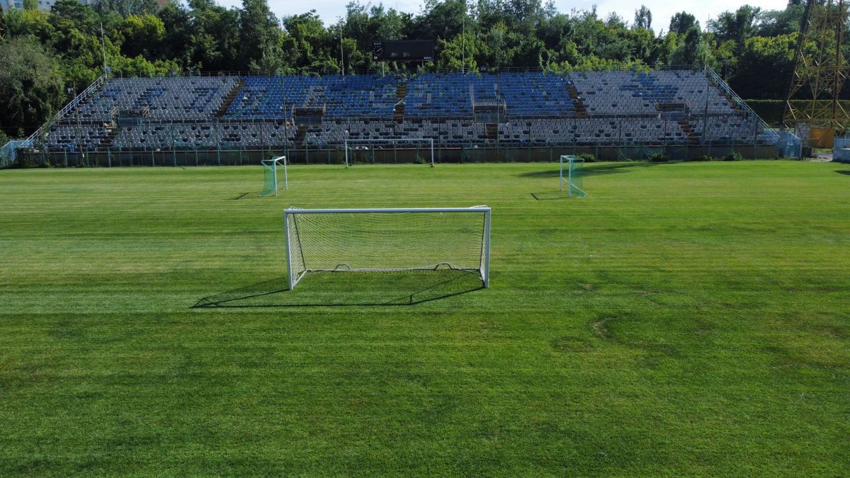 Stadion Cotroceni - Rugină și uitare în „Parcul cu platani”