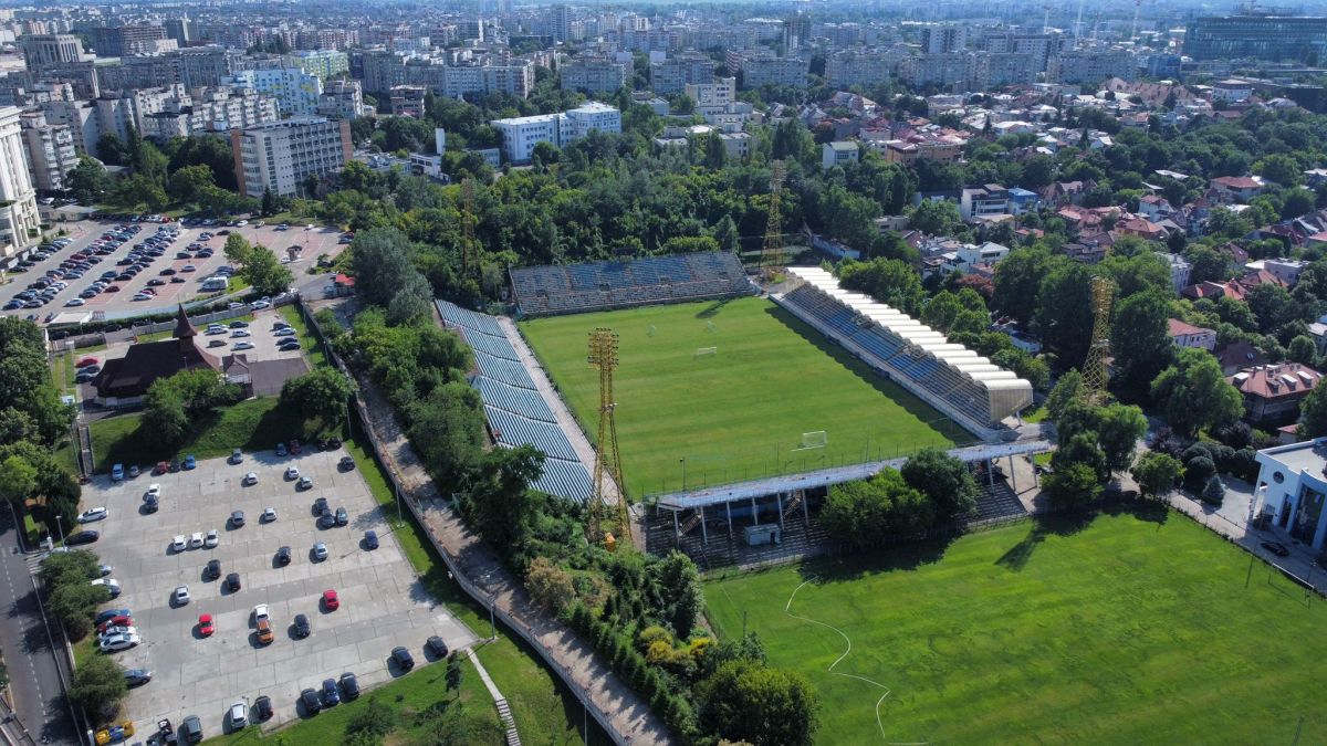Rugină și uitare în „Parcul cu platani” » Au rămas doar amintirile și o palidă imagine a unui stadion care pare gata să se prăvălească peste gazon