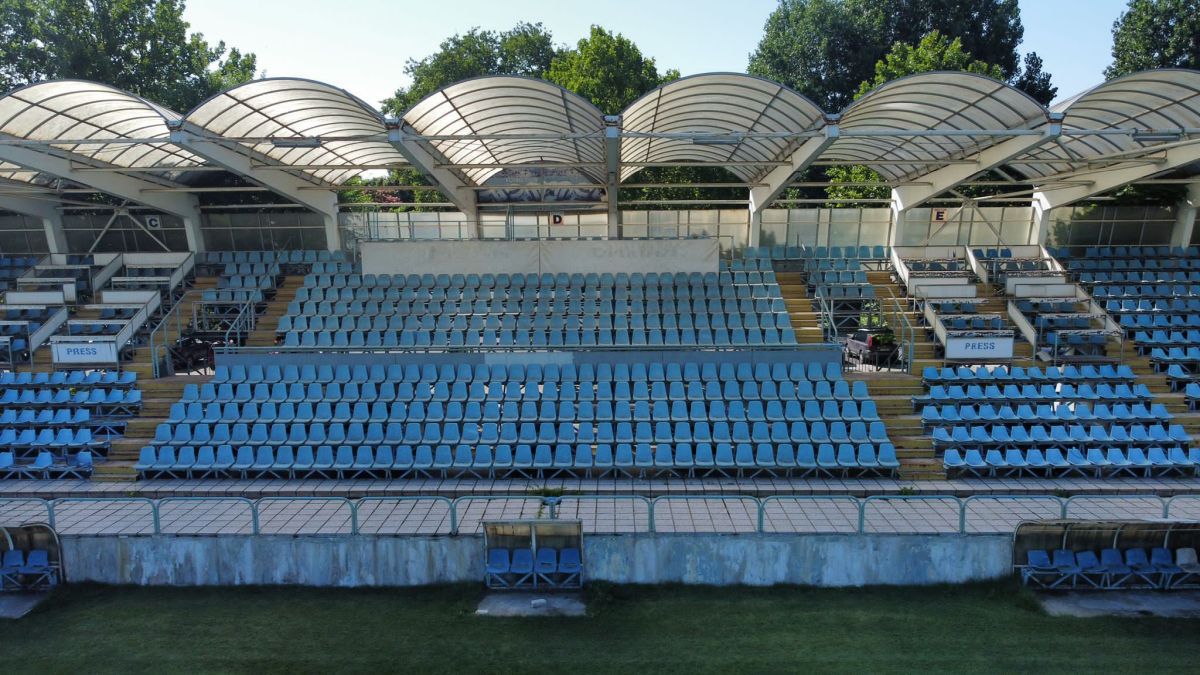 Rugină și uitare în „Parcul cu platani” » Au rămas doar amintirile și o palidă imagine a unui stadion care pare gata să se prăvălească peste gazon
