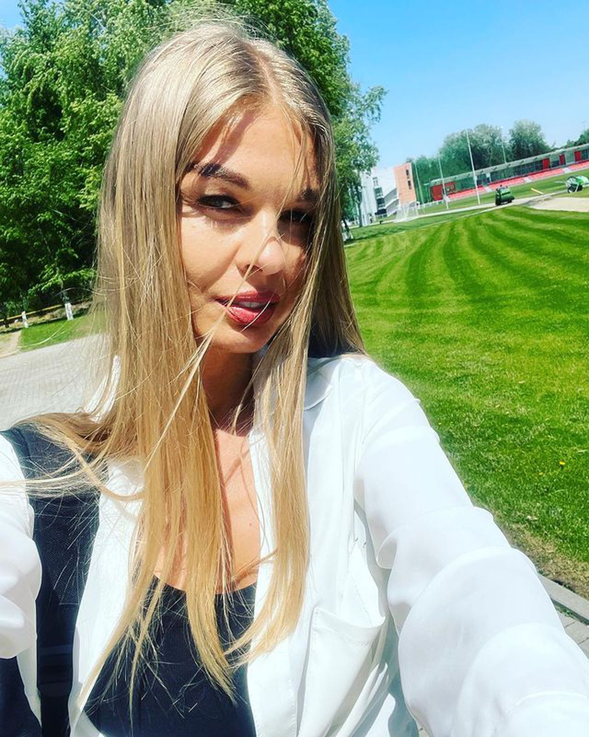 Gică Hagi, susținut de frumusețile locale la meciul cu Sheriff: „E dotată cumsecade!”