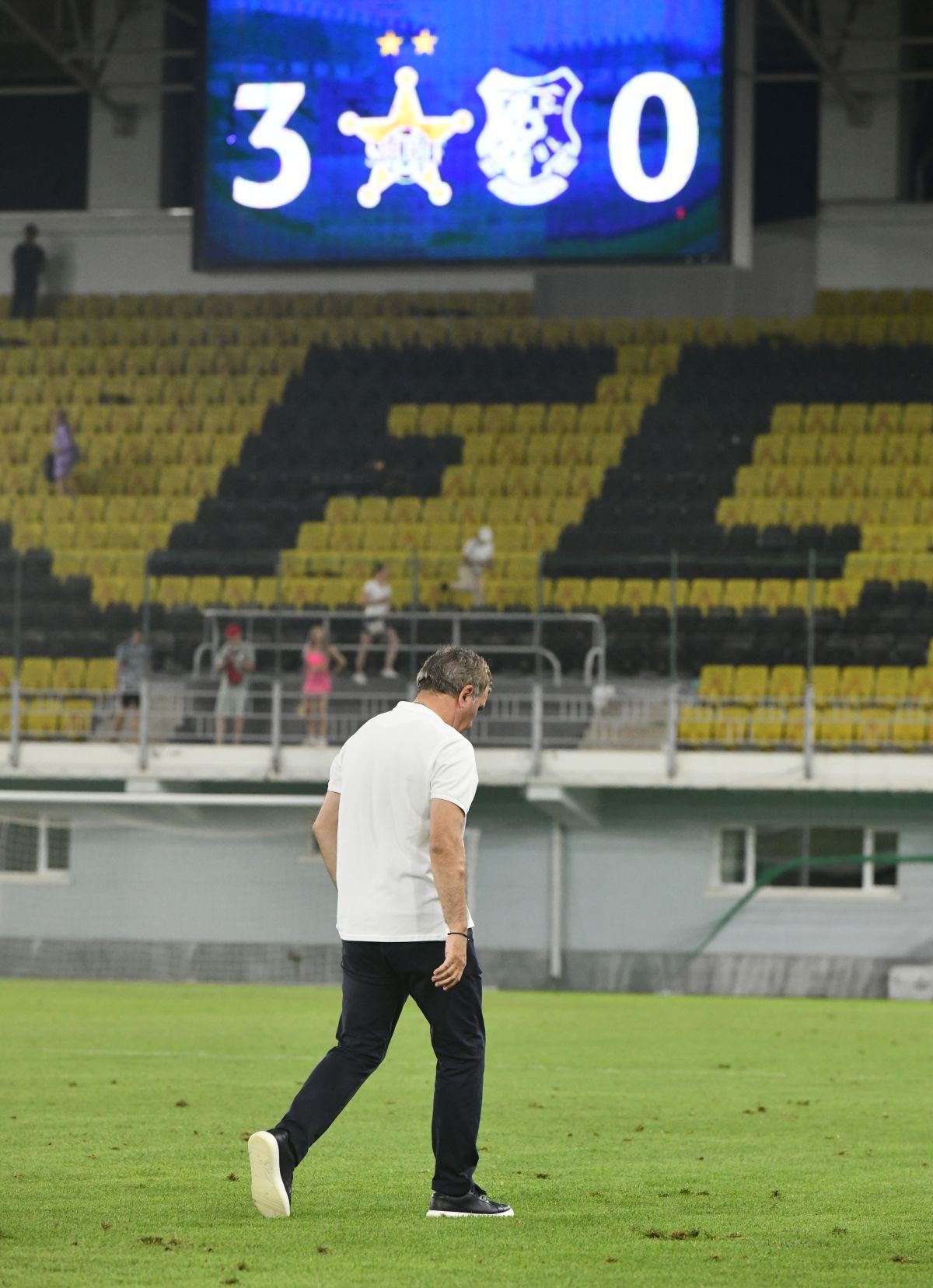 Scandal după eliminarea Farului! Tatăl unui mare talent a sărit împotriva lui Hagi: „Bagă-l și pe el, că de 3 ani e ocolit! Ce-om fi venit noi aici? Gata, plecăm din România!”