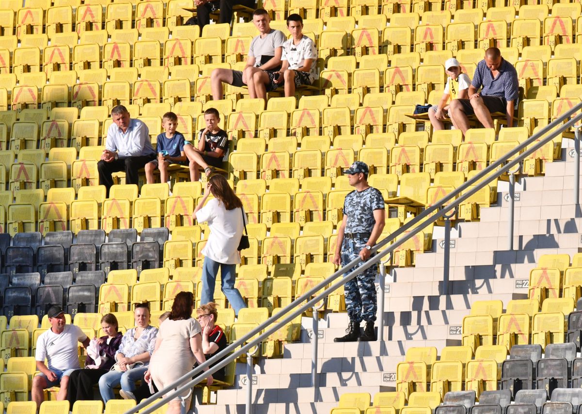 Scandal după eliminarea Farului! Tatăl unui mare talent a sărit împotriva lui Hagi: „Bagă-l și pe el, că de 3 ani e ocolit! Ce-om fi venit noi aici? Gata, plecăm din România!”