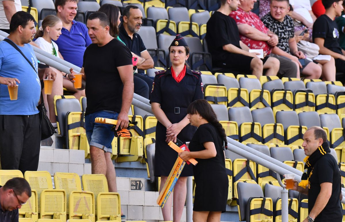 Scandal după eliminarea Farului! Tatăl unui mare talent a sărit împotriva lui Hagi: „Bagă-l și pe el, că de 3 ani e ocolit! Ce-om fi venit noi aici? Gata, plecăm din România!”