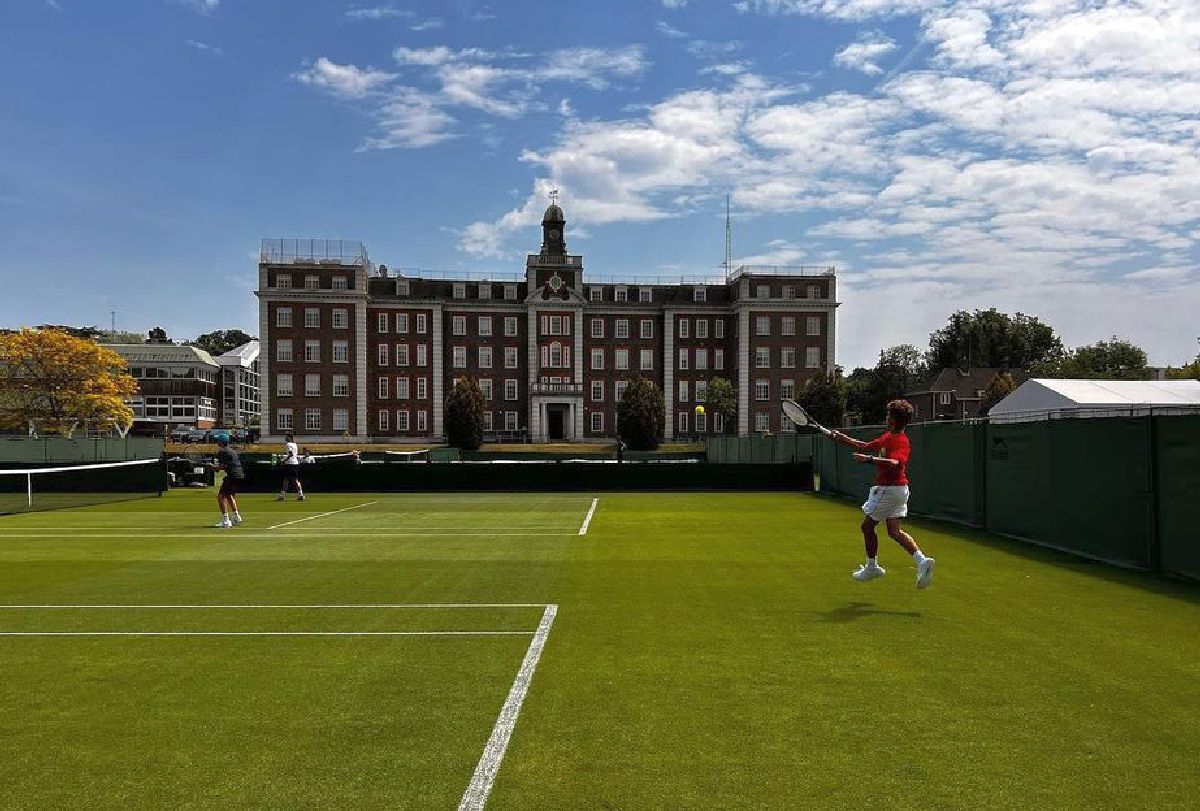 Românul care a jucat la Wimbledon studiază la academia lui Nadal și are un singur vis » Interviu amplu: „Aici, școala e bazată mai mult pe logică. La noi, doar pe memorare” + cum l-a dezamăgit România