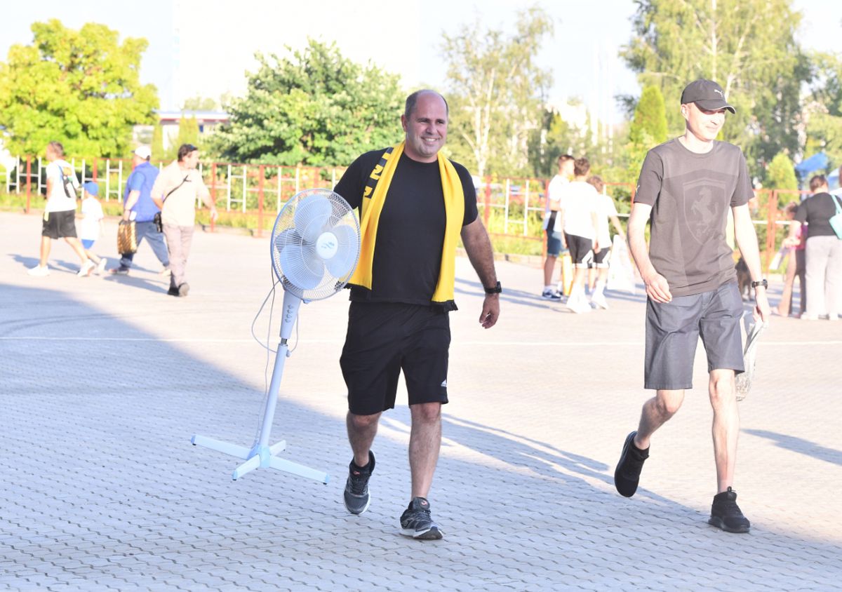 Șumudică i-a ridiculizat pe moldoveni: „Cel mai mare transfer e de 100.000 de euro! Săracul, cel care a dat golul 2 era să se accidenteze că nu știa să se bucure!”