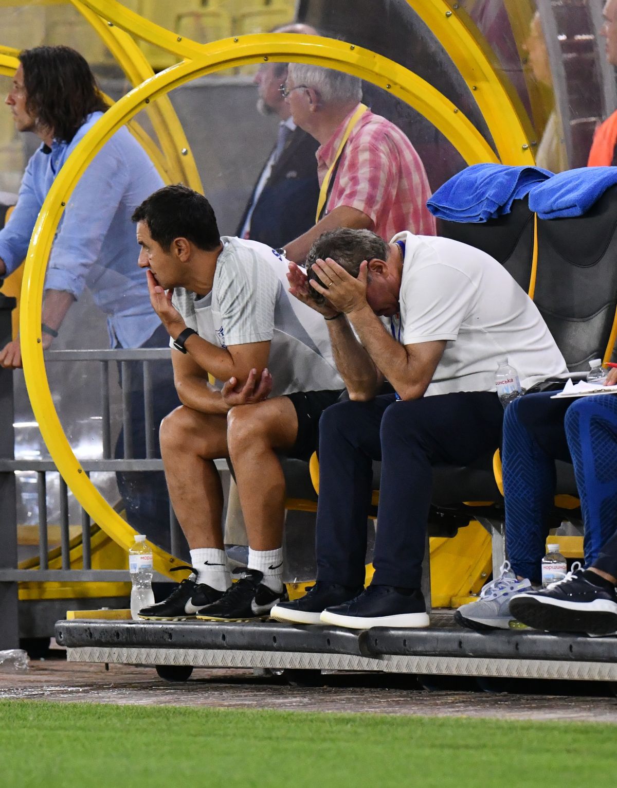 Scandal după eliminarea Farului! Tatăl unui mare talent a sărit împotriva lui Hagi: „Bagă-l și pe el, că de 3 ani e ocolit! Ce-om fi venit noi aici? Gata, plecăm din România!”