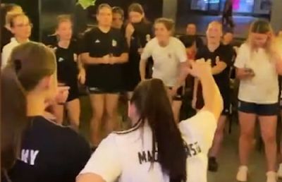 Dansuri și „Bella Ciao” cu steagul Ungariei pe umeri » Cum au sărbătorit maghiarele la Pitești, în miez de noapte, câștigarea Europeanului + o imagine a făcut furori