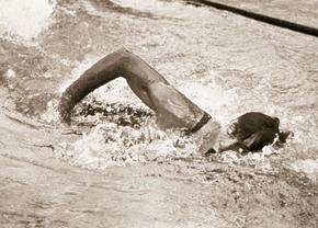Poveste extraordinară a lui „Tarzan” Johnny Weissmuller, înotătorul născut pe teritoriul României și primul campion olimpic care a coborât sub un minut la 100 de metri!