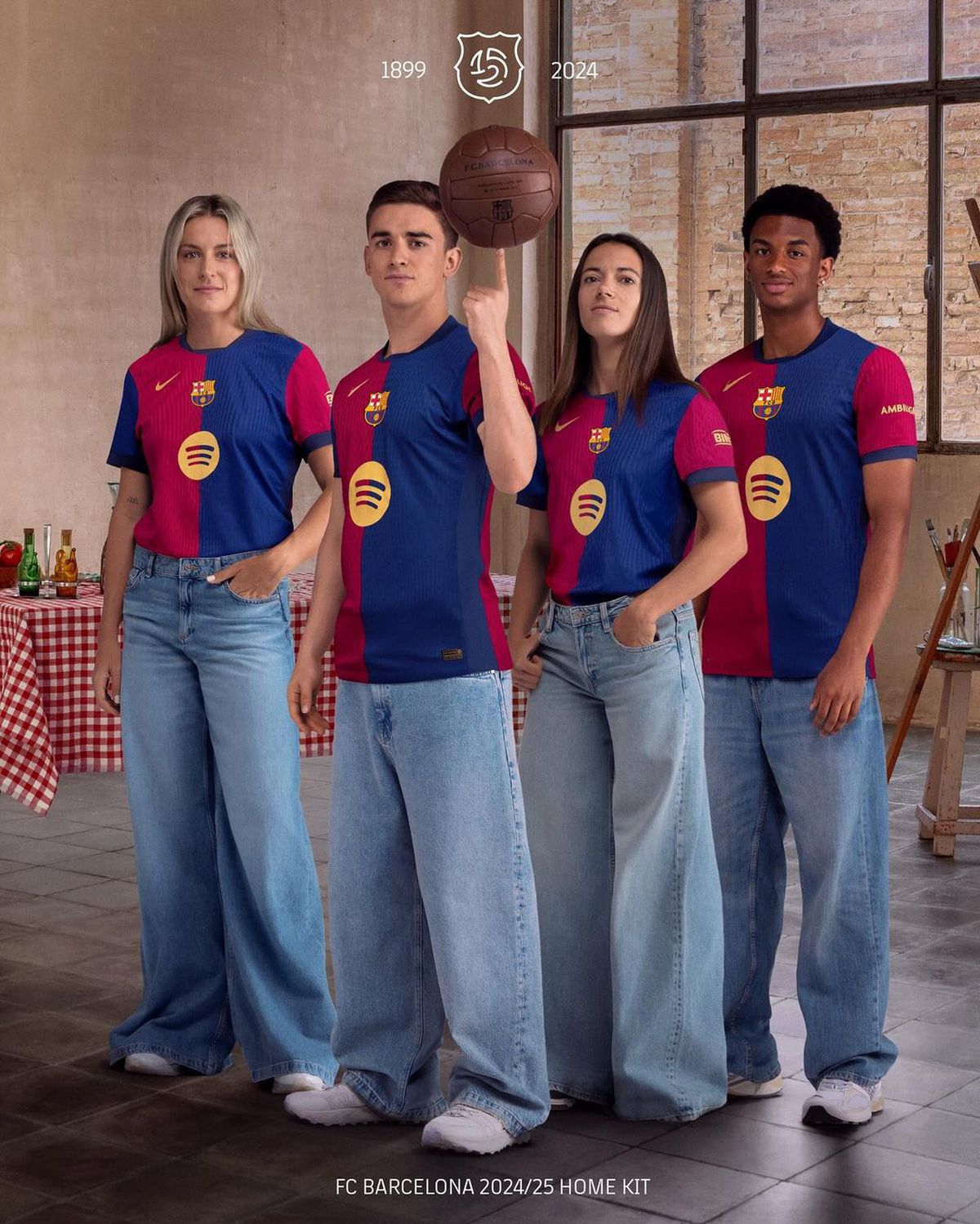 Barcelona și-a prezentat noul echipament pentru sezonul 2024-2025 » Ronaldinho, protagonistul unui videoclip de senzație