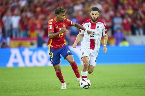 Lamine Yamal, numărul 19, în duel cu Mikautadze în Spania - Georgia 4-1. Sursă foto: Imago