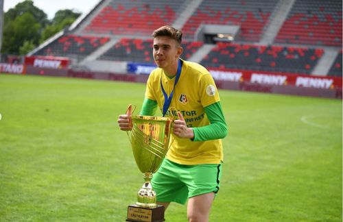 Portarul Alexandru Maxim (17 ani) a fost cedat de FCSB sub formă de împrumut la FC Voluntari, club care evoluează în liga secundă.