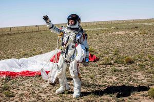 Viața lui Felix Baumgartner: între nebunii la înălțime și controverse » „Uneori trebuie să privim lumea din văzduh ca să ne dăm seama cât de mici suntem”
