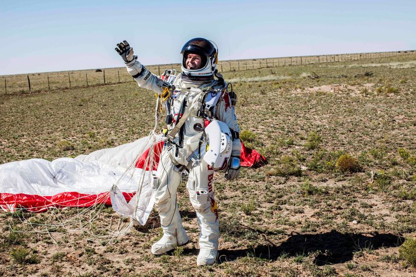 Felix Baumgartner, la aterizarea după săritura din stratosferă Foto: Imago Images