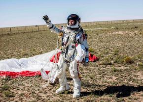 Viața lui Felix Baumgartner: între nebunii la înălțime și controverse » „Uneori trebuie să privim lumea din văzduh ca să ne dăm seama cât de mici suntem”
