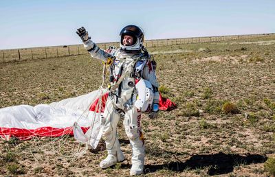 Viața lui Felix Baumgartner: între nebunii la înălțime și controverse » „Uneori trebuie să privim lumea din văzduh ca să ne dăm seama cât de mici suntem”