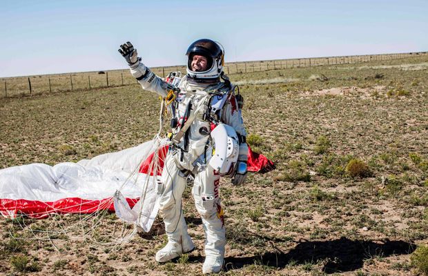 Viața lui Felix Baumgartner: între nebunii la înălțime și controverse » „Uneori trebuie să privim lumea din văzduh ca să ne dăm seama cât de mici suntem”