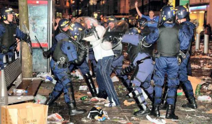 Mai mulți fani ai lui United, arestați de poliția din Manchester Clasamentul în care Manchester United ar fi lider în Premier League » Nimeni nu-i bate pe „Diavolii Roșii” la acest capitol