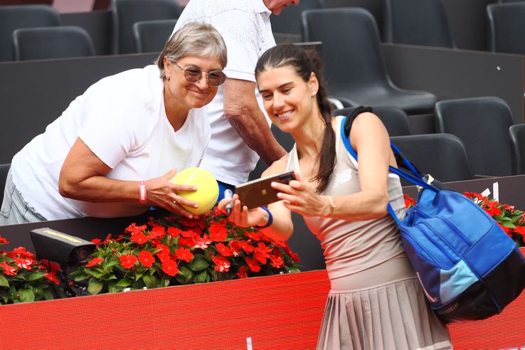 Sorana Cîrstea alături de fani la finalul partidei de la UniCredit Iași Open FOTO Roxana Fleșeru