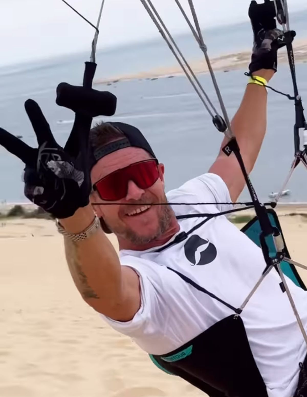 Omul care i-a oferit primul ajutor lui Felix Baumgartner a povestit momentul tragic: „S-a prăbuşit ca o rachetă între două piscine”