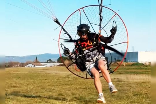 Felix Baumgartner în acțiune cu motoparapanta