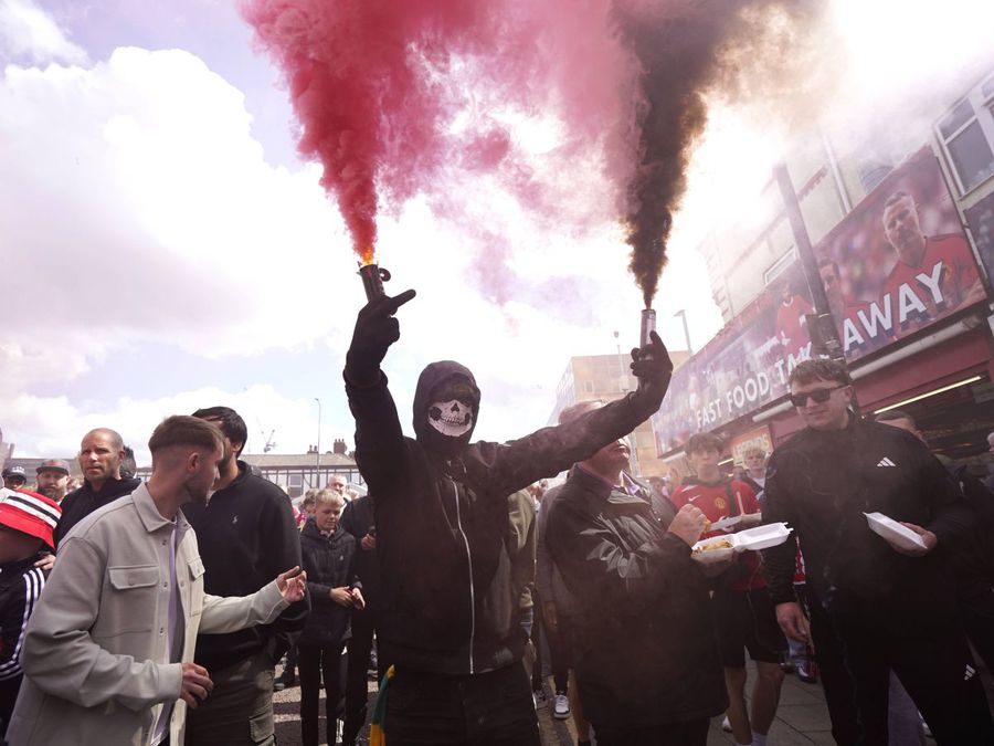 Fani ai lui Manchester United se ciocnesc cu poliția înaintea unui meci pe Old Trafford / Foto: Imago Clasamentul în care Manchester United ar fi lider în Premier League » Nimeni nu-i bate pe „Diavolii Roșii” la acest capitol