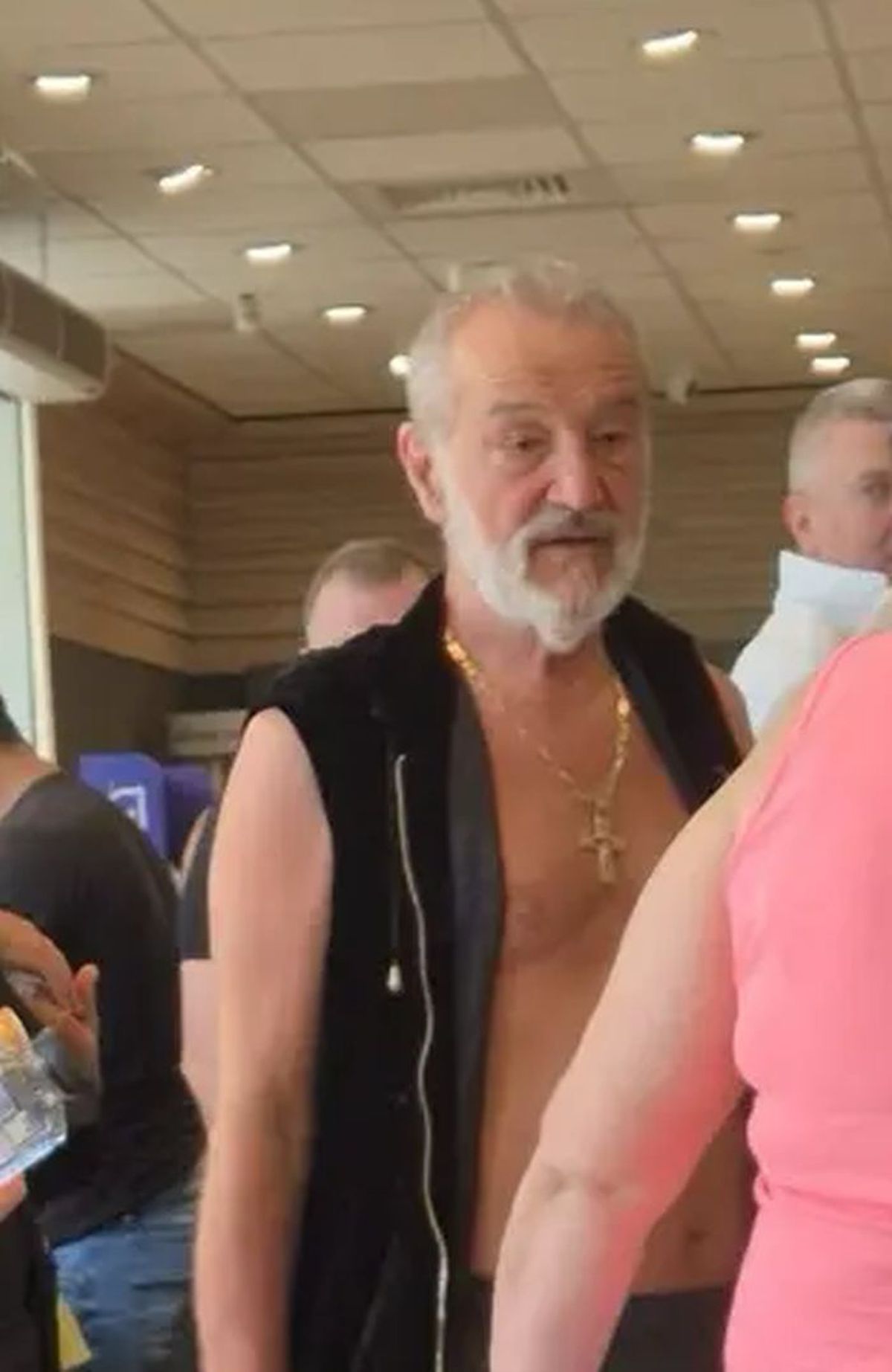 Gigi Becali, „hipster” în drum spre Marea Neagră » În ce ținută a fost surprins de turiști