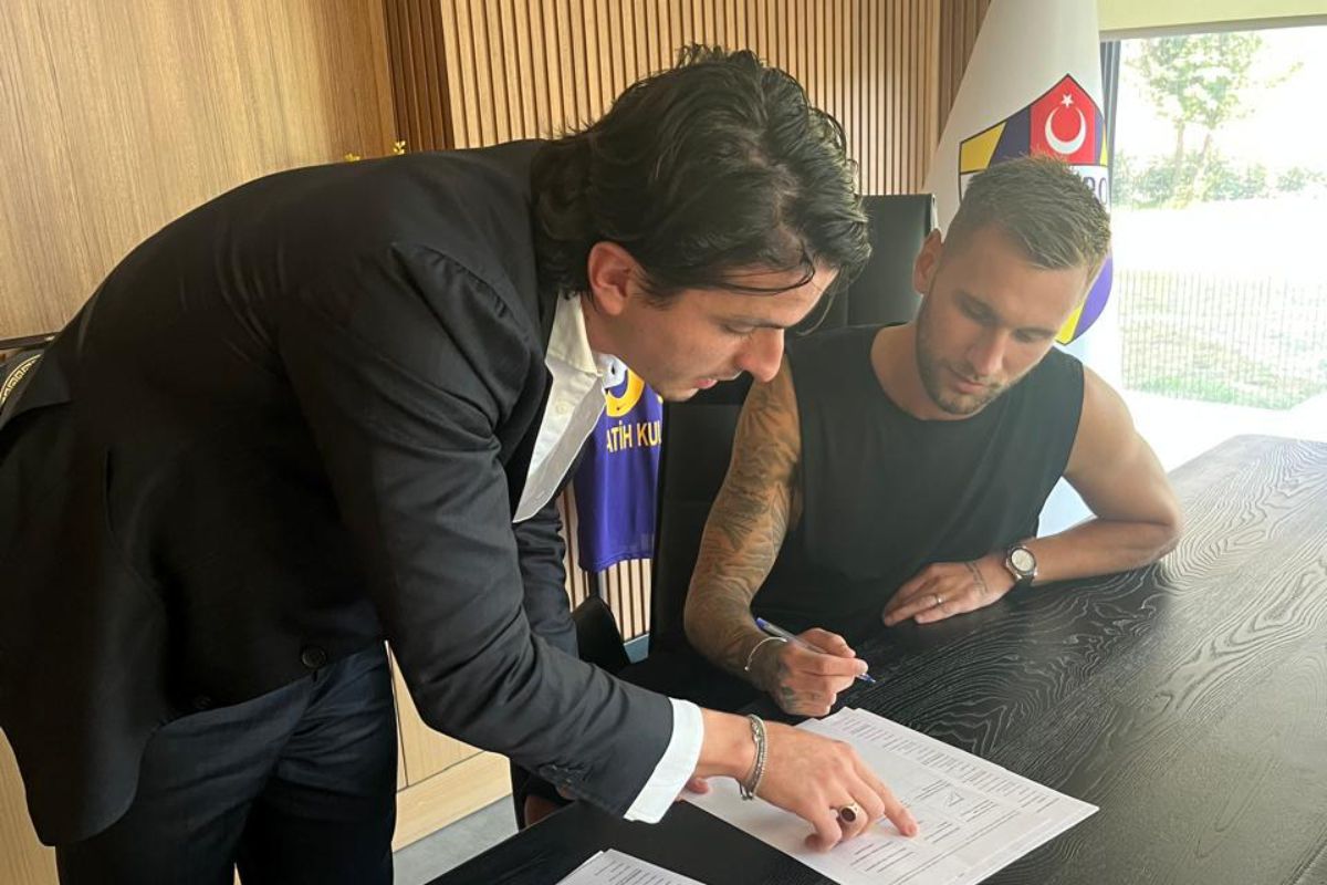 Denis Drăguș, prezentat la Eyupspor