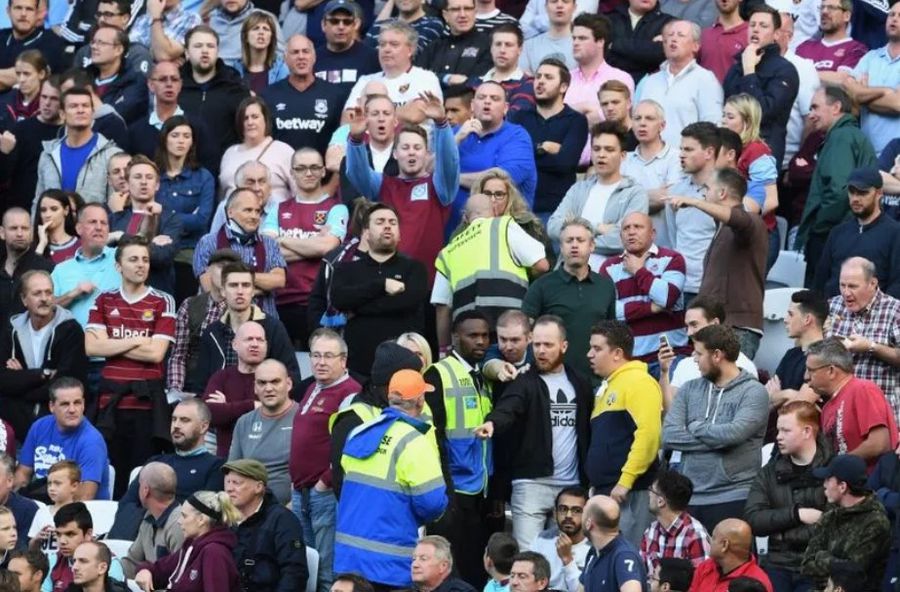 Un fan al lui West Ham, arestat pentru violență și deținere de armă, la un meci cu Middlesbrough Clasamentul în care Manchester United ar fi lider în Premier League » Nimeni nu-i bate pe „Diavolii Roșii” la acest capitol
