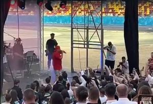 Ce eveniment a fost organizat vineri pe Arena Națională » Puya a cântat printre tractoare și baloți de gazon