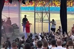 Ce eveniment a fost organizat vineri pe Arena Națională » Puya a cântat printre tractoare și baloți de gazon