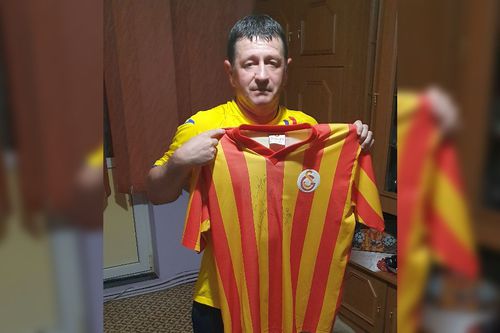 Adrian Șomlea, 47 de ani, arată cu mândrie tricoul primit de la Filipescu
