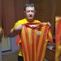 Adrian Șomlea, 47 de ani, arată cu mândrie tricoul primit de la Filipescu