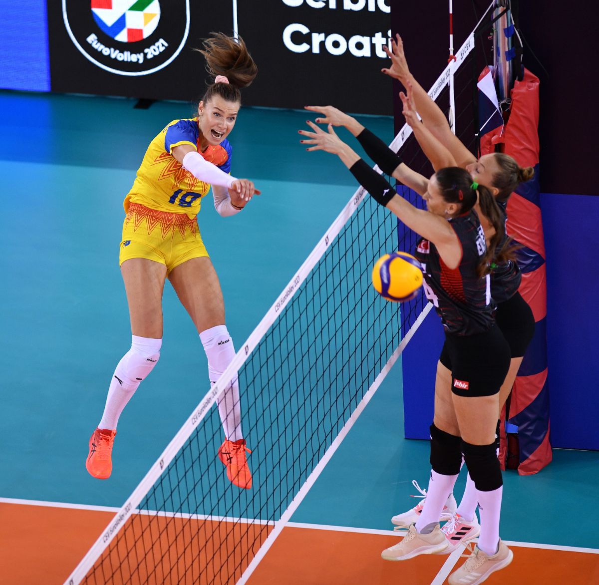 România a pierdut primul meci de la Campionatul European de volei feminin! Ce șanse au „tricolorele” la calificarea în „optimi”