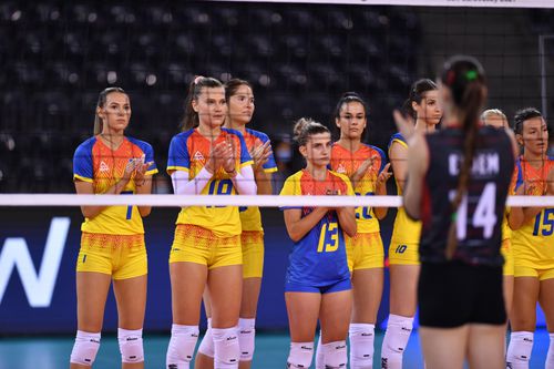 România a dat o bună replică Turciei, în primul meci de la Campionatul European de volei feminin. A câștigat primul set, dar nu a putut mai mult, chiar dacă a avut în spate aproape 3.000 de fani în Sala Polivalentă din Cluj Napoca.