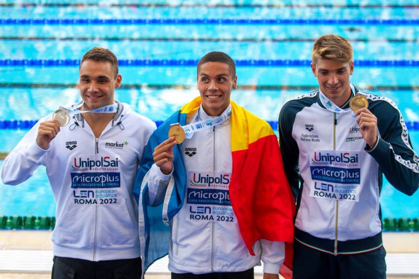 David Popovici, cu medalia de aur de la 100 de metri. În stânga, maghiarul Milak (argint). În dreapta, italianul Miressi (bronz) / foto Raed Krishan (GSP)