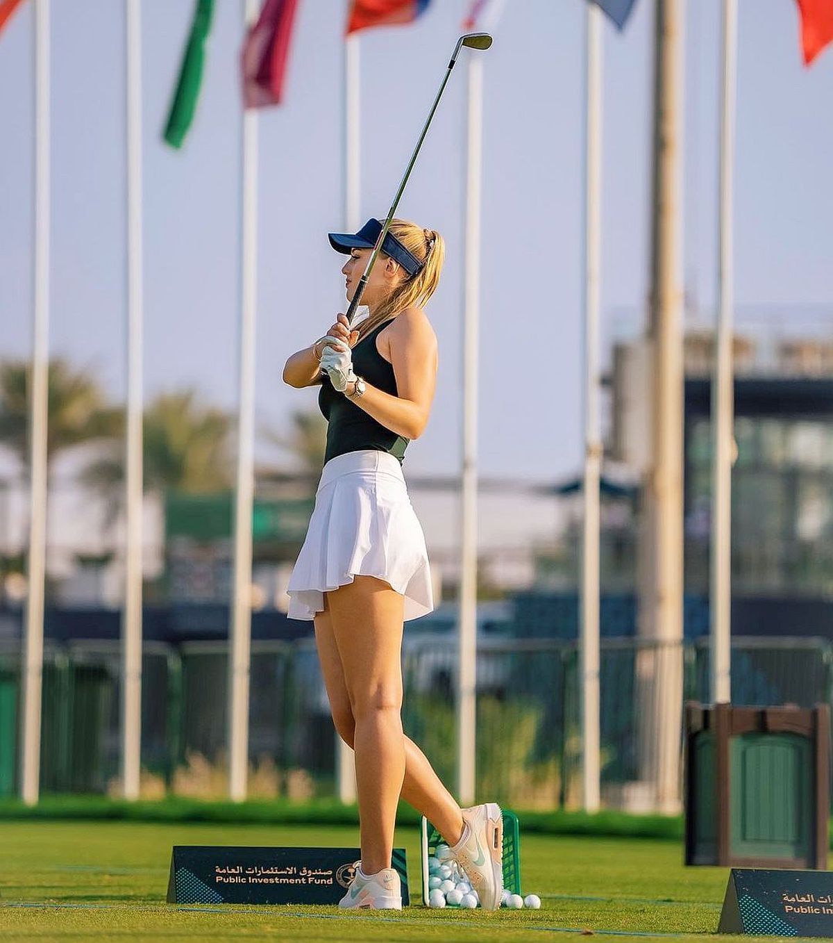 GALERIE FOTO. Bella Angel, frumusețea din golf care își bucură fanii cu cele mai provocatoare fotografii