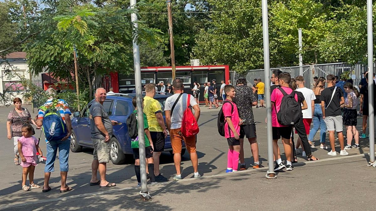 Coadă bilete înainte de FCSB - Viking