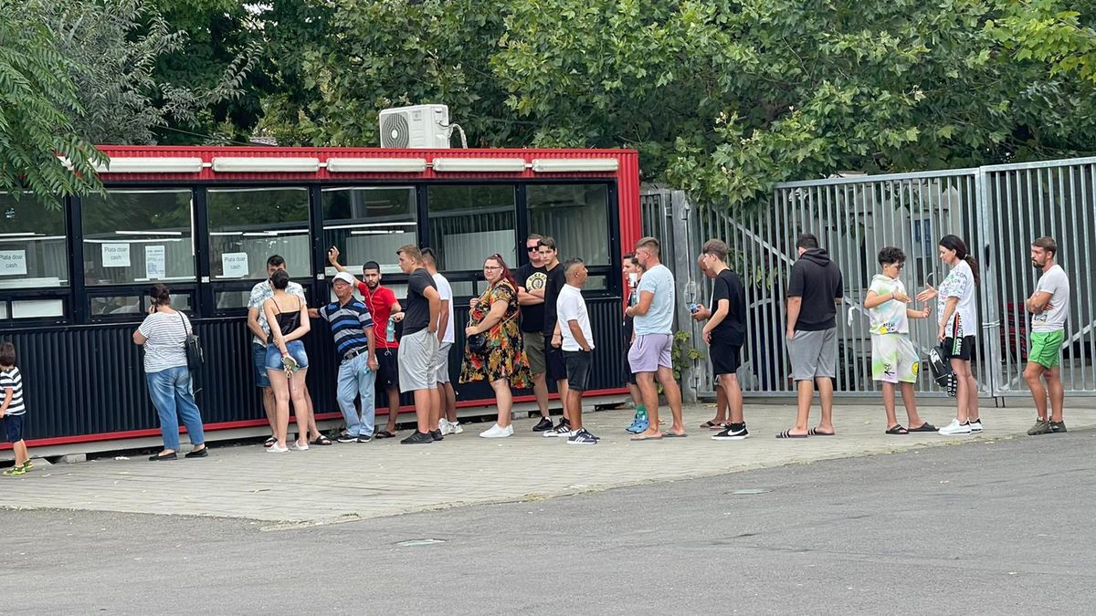 Coadă bilete înainte de FCSB - Viking