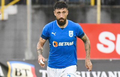 Ce gest stupid! Papp, eliminat la pauză în Craiova - Beer-Sheva » Conflict aprins pe tunel