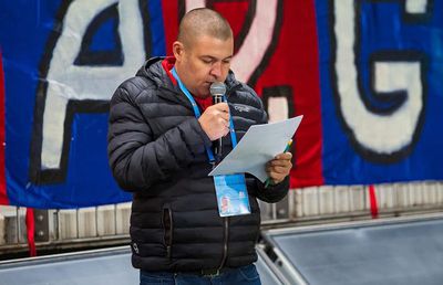 Scene șocante la un club din România » Dat afară și amenințat de președinte: „Vrei să te bat aici, să te c**i pe tine?!”