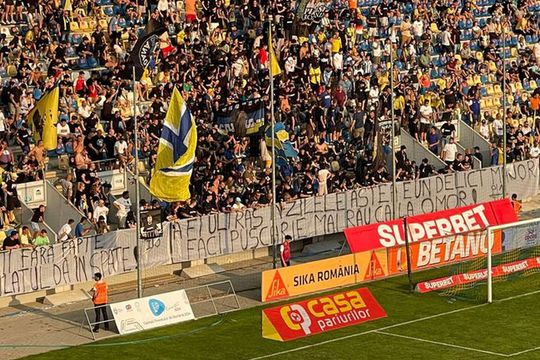 Galeria Petrolui a afișat mesaje de susținere pentru cei 7 membrii ai brigăzii „Knot 2004”, care au fost arestați în Grecia, la meciul cu FCU Craiova.