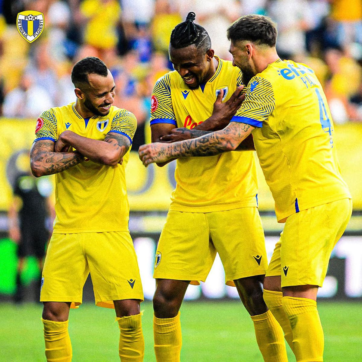 10 informații de la Petrolul - FCU Craiova » Slănină cu ceapă pentru arbitri, lacrimi de fericire, ture suplimentare + derapajul galeriei