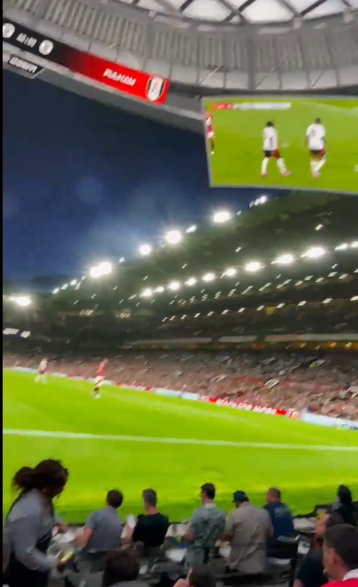 „Realitate partajată” la Manchester United - Fulham » Tehnologia incredibilă le permite fanilor din Las Vegas să vadă meciurile de parcă ar fi pe stadion: „Este o nebunie, am crezut că sunt pe Old Trafford!”