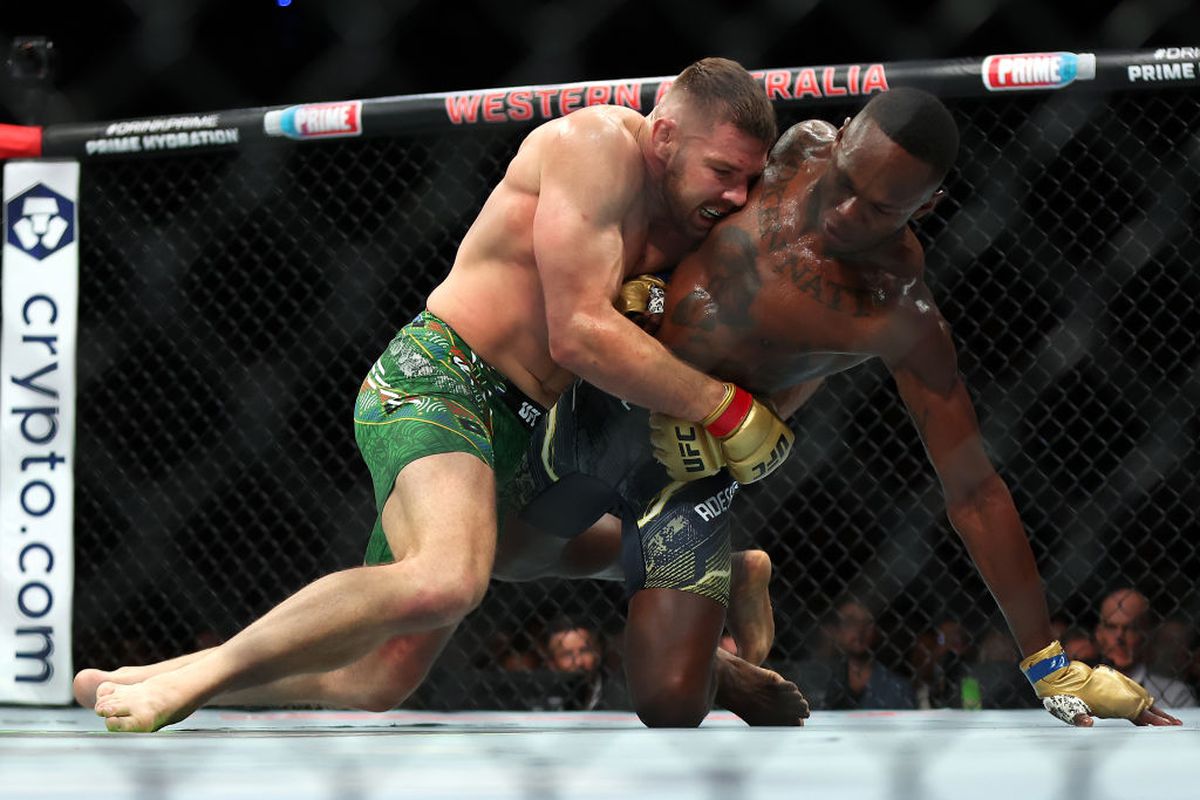 Dricus Du Plessis - Israel Adesanya, duelul celor mai populari africani din UFC, încheiat în runda a 4-a » Moment controversat în gală: arbitru dat afară din cauza unei decizii șocante