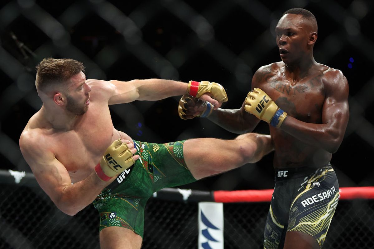 Dricus Du Plessis - Israel Adesanya, duelul celor mai populari africani din UFC, încheiat în runda a 4-a » Moment controversat în gală: arbitru dat afară din cauza unei decizii șocante