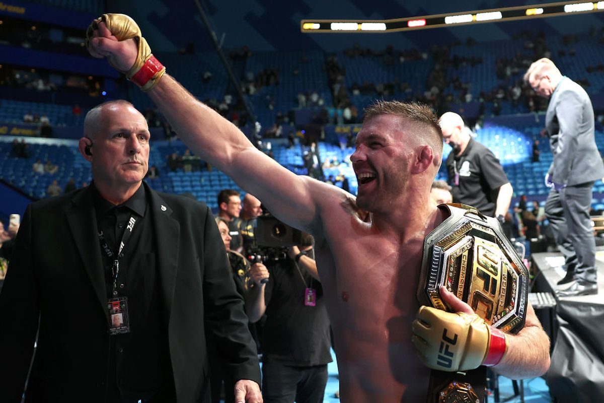 Dricus Du Plessis - Israel Adesanya, duelul celor mai populari africani din UFC, încheiat în runda a 4-a » Moment controversat în gală: arbitru dat afară din cauza unei decizii șocante