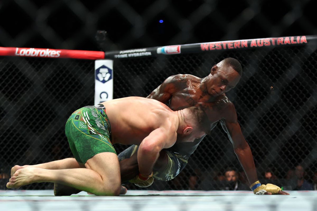 Dricus Du Plessis - Israel Adesanya, duelul celor mai populari africani din UFC, încheiat în runda a 4-a » Moment controversat în gală: arbitru dat afară din cauza unei decizii șocante