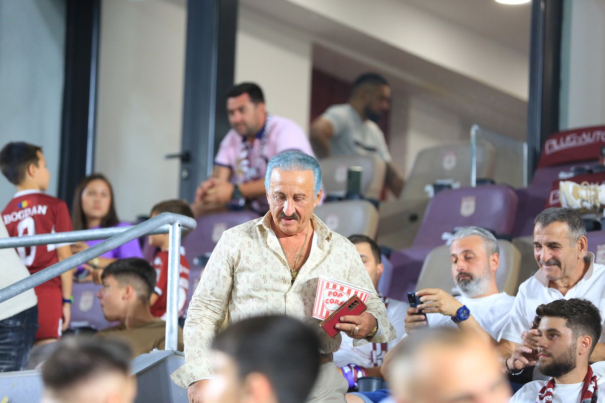 Apariție excentrică în Giulești » Fostul patron al clubului a apărut cu părul vopsit albastru la derby